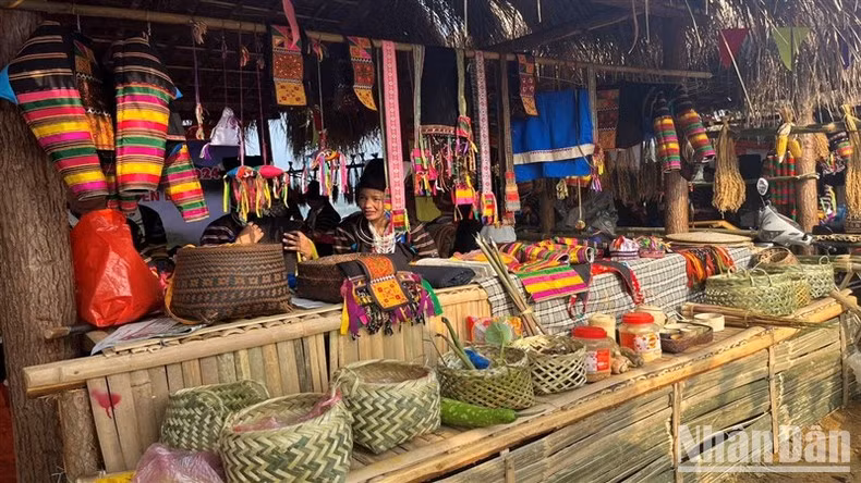 Agricultural products and handicraft products of Bao Lam District displayed at the event 