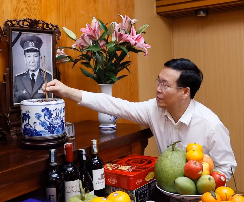 President Vo Van Thuong offers incense to commemorate late President Le Duc Anh (Photo: VNA)