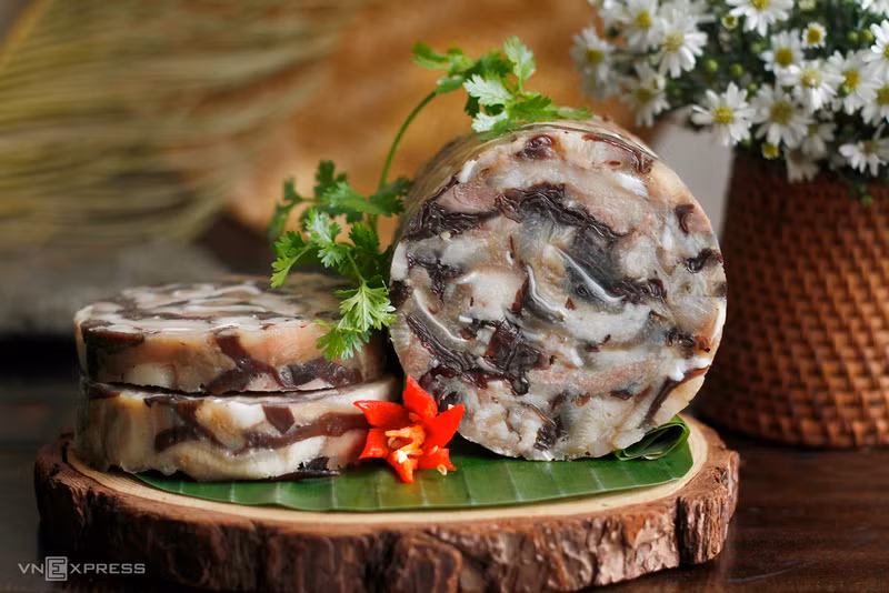Pork head roll: A delicacy in the Tet food tray (Photo: VnExpress)