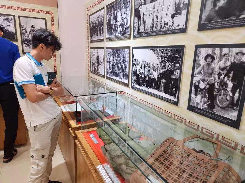 Visitors admire objects on display at the exhibition. (Photo: petrotimes.vn)