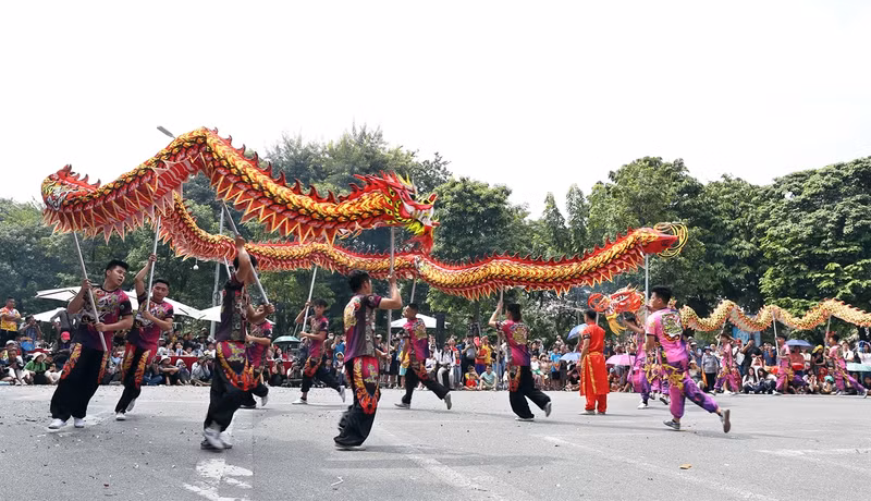 Dragon dances always attract a large crowd both adults and children. (Photo: VIetnam Pictorial)