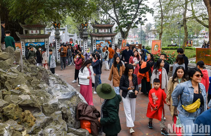Ngoc Son Temple at Hoan Kiem Lake welcomes a large number of visitors.