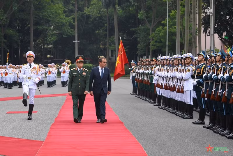 Minister of National Defence General Phan Van Giang (R) and visiting French Minister of the Armed Forces Sébastien Lecornu inspect the guards of honour (Photo: qdnd.vn)