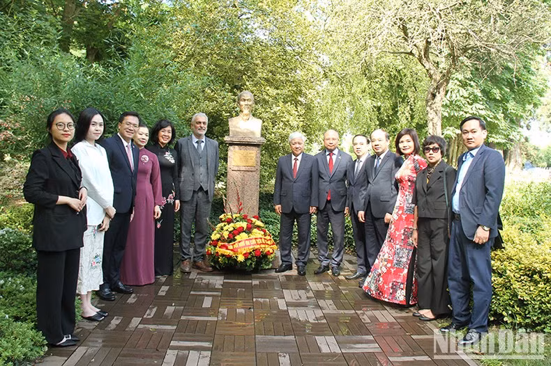 Vietnamese Party delegation pays tribute to President Ho Chi Minh in France