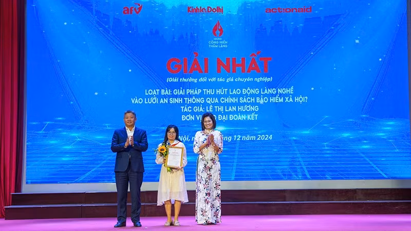 41 prizes presented to winners of communication programme on supporting female workers 