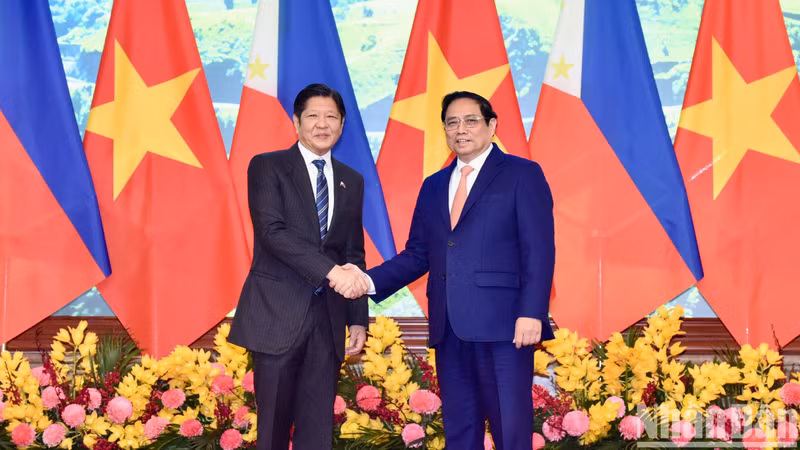 Prime Minister Pham Minh Chinh (R) and Philippine Ferdinand Romualdez Marcos Jr.