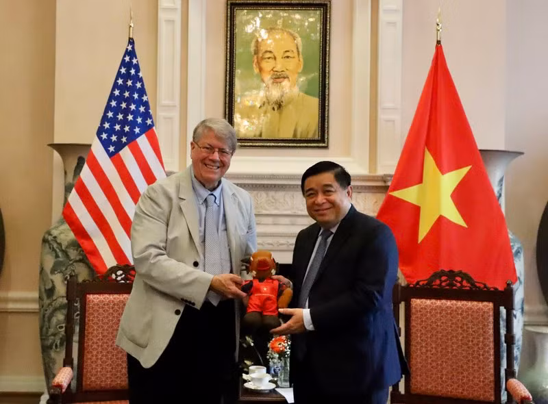  Minister of Planning and Investment Nguyen Chi Dung (R) and Dr. Richard Lawton Thurston, ormer Senior Vice President of the Taiwan Semiconductor Manufacturing Company, Ltd. (Photo: VNA)