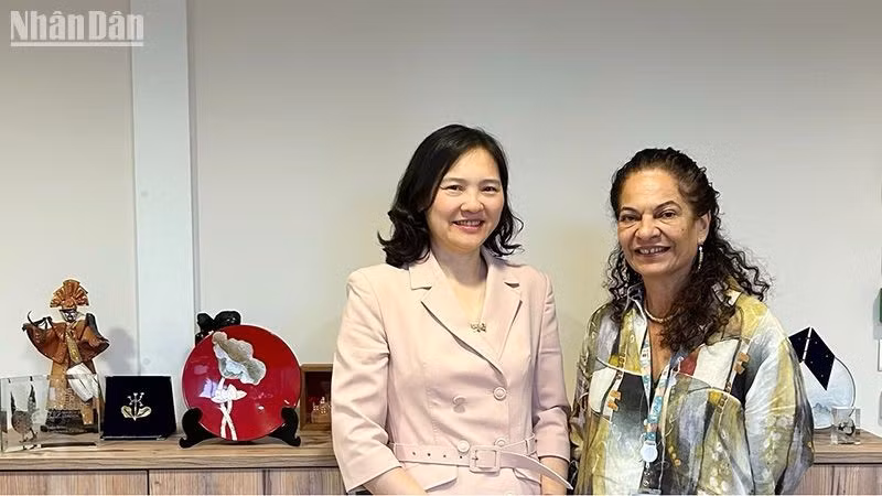 Ambassador Nguyen Thi Van Anh (L), Permanent Representative of Vietnam to UNESCO, and Assistant Director-General of UNESCO for Natural Sciences Lidia Arthur Brito at their meeting in Paris on August 30. (Photo: NDO)