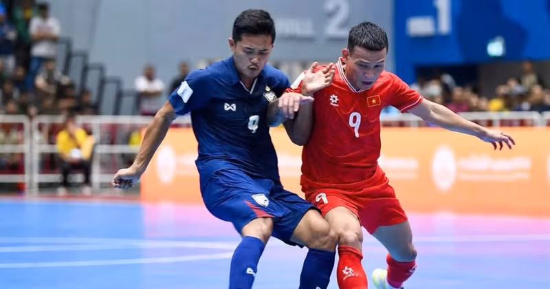 Vietnam (red) win 3 - 2 over Thailand in the last match of Group A at the ASEAN Futsal Championship 2024. (Photo: Vietnam Football Federation)