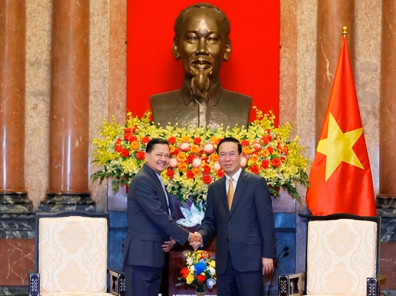 President Vo Van Thuong (R) receives Cambodian Deputy Prime Minister Neth Savoeun (Photo: VNA) 