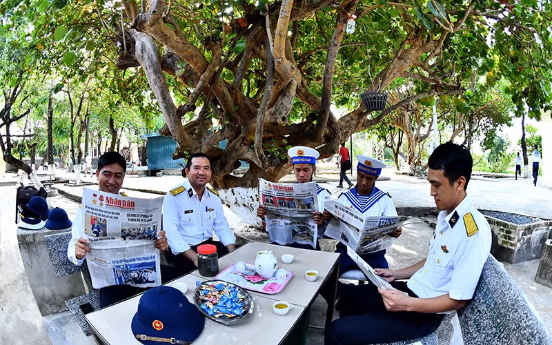 Navy officers and soldiers on Sinh Ton Island, Truong Sa Island District, Khanh Hoa Province, read Nhan Dan Newspaper's publications. (Photo: DANG KHOA)