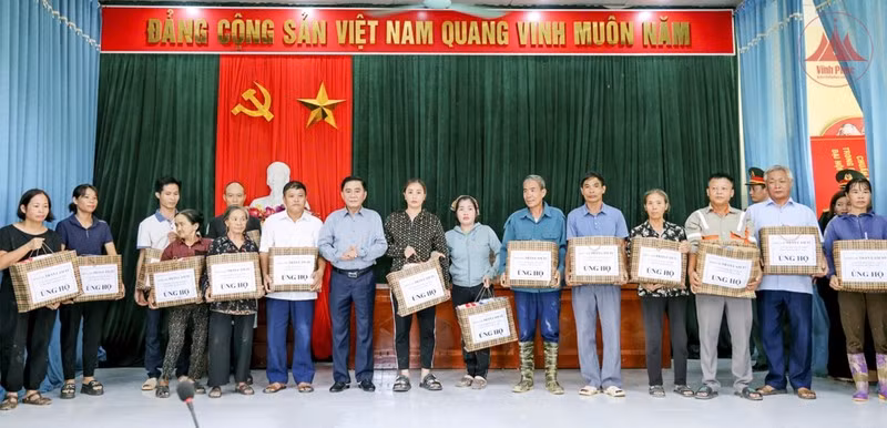 Politburo member Tran Cam Tu presents gifts to flood-hit households in Son Dong Commune, Lap Thach District, Vinh Phuc Province