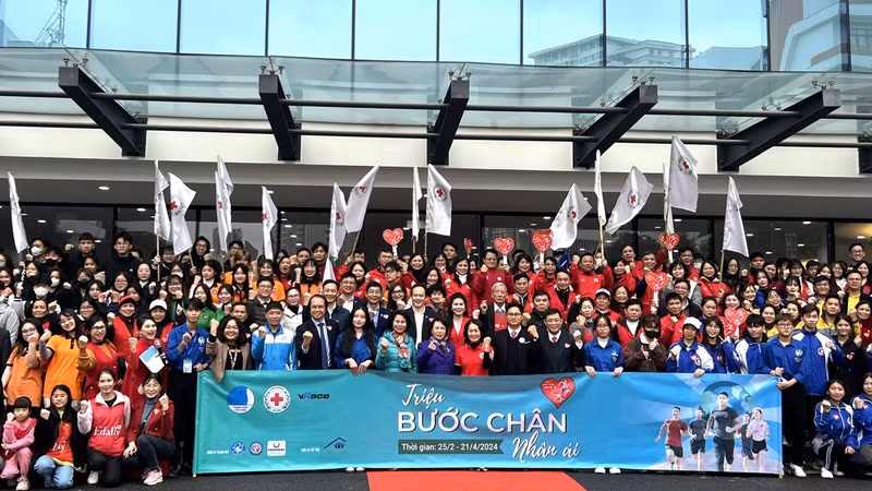 Participants in the launch of the “Million steps of kindness” campaign pose for a group photo on February 25. (Photo: NDO)
