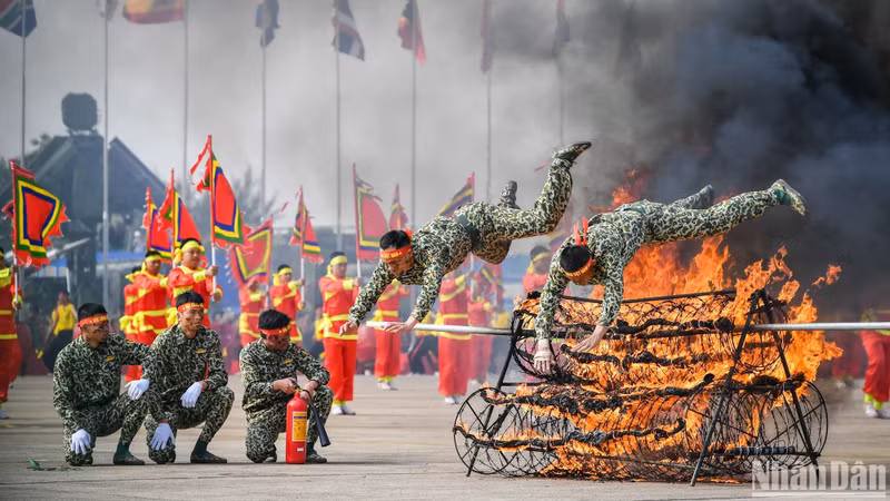 A martial art demonstration of Vietnamese commando troops at the opening ceremony.