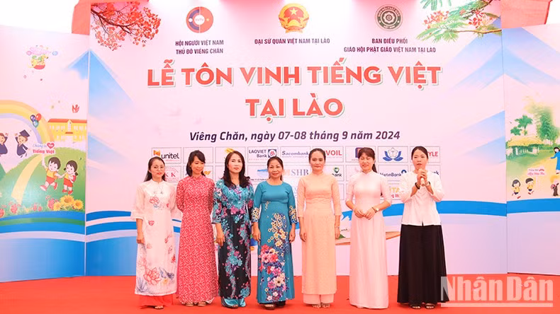 The Association of Vietnamese People in Vientiane announced the launch of the Vietnamese language board at the ceremony The Association of Vietnamese People in Vientiane announced the launch of the Vietnamese language board at the ceremony