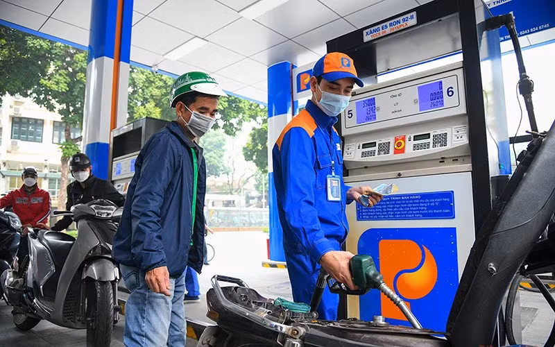 The retail prices of petrol increase on January 9 afternoon (Photo: NDO)