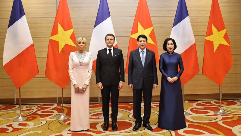 Vietnamese President Luong Cuong, French President Emmanuel Macron and their spouses at the banquet in Ha Noi on May 26 (Photo: NDO) 