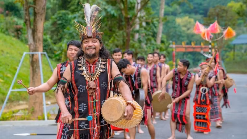 A traditional instrument performance of Co Tu ethnic people 