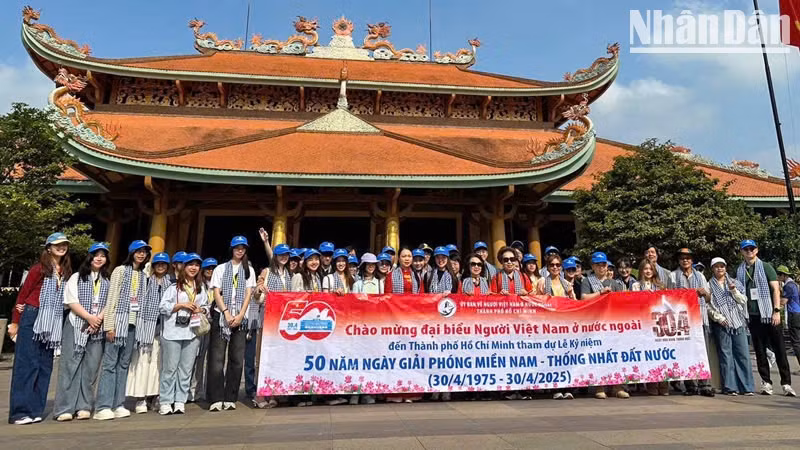 A delegation of OVs in Thailand returned to Vietnam to attend the grand celebration marking the national reunification in Ho Chi Minh City. 