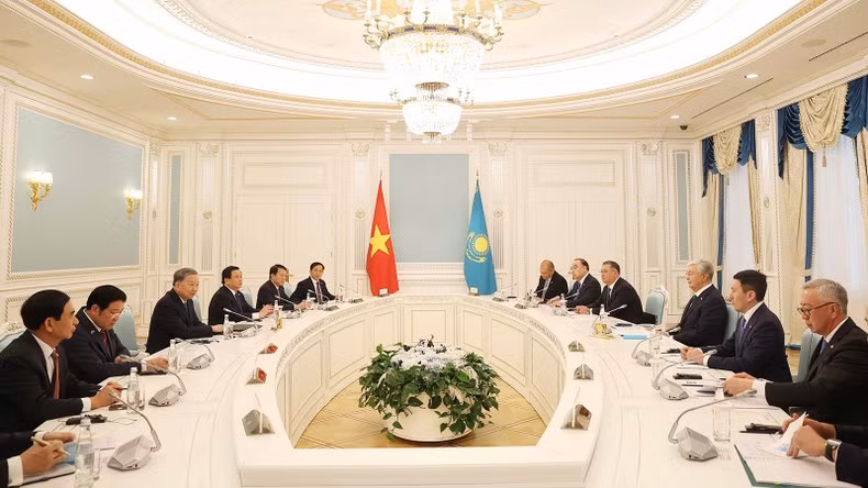 At the talks between General Secretary of the Central Committee of the Communist Party of Viet Nam To Lam and Kazakh President Kassym-Jomart Tokayev on May 6. (Photo: VNA)