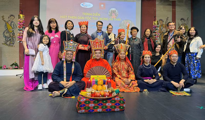 Participants at a programme on introducing Vietnam's Then folk singing in France in 2024 (Photo: vannghethainguyen.vn)