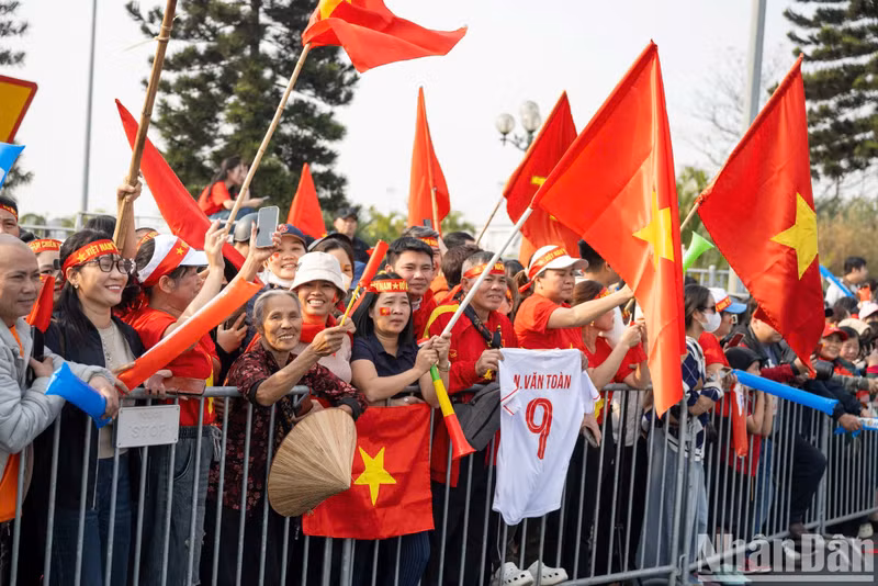Outside the airport, many fans lined up to greet the champions as they returned with the ASEAN Cup 2024 trophy. Outside the airport, many fans lined up to greet the champions as they returned with the ASEAN Cup 2024 trophy.