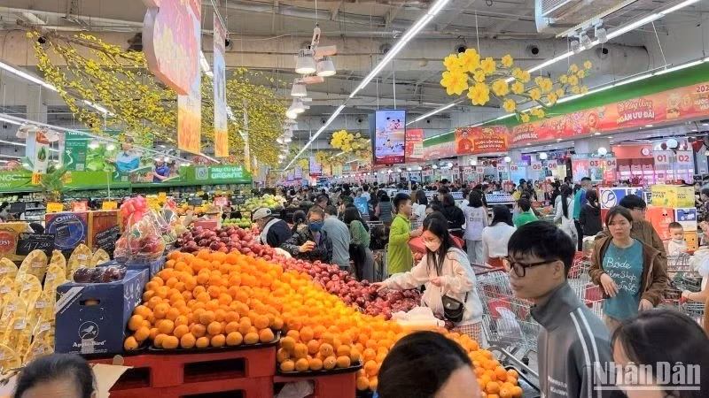 Consumers shopping at GO! and Big C supermarket. (Photo: MINH TRANG)