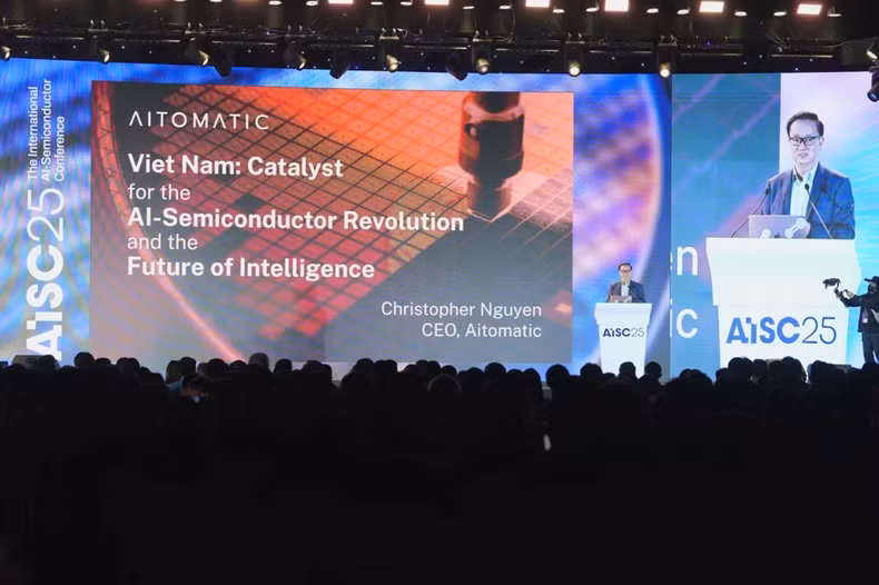 Christopher Nguyen, CEO of Aitomatic speaks at the conference 