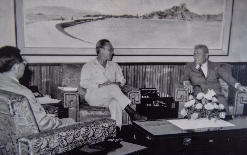 A meeting in the President’s office, where President Nguyen Van Thieu of the Republic of Vietnam (C) and Prime Minister Tran Van Huong (R) received Minister of Culture, Education and Youth Le Minh Tri (L).