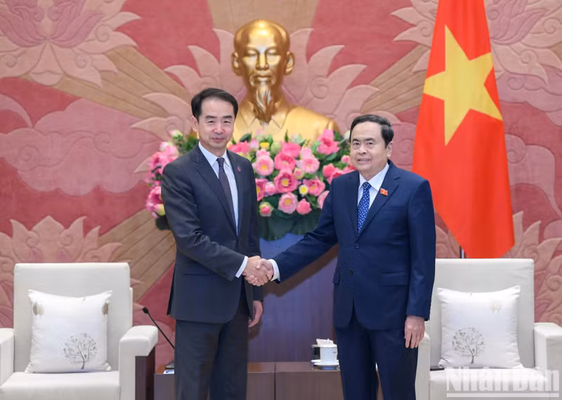 National Assembly (NA) Chairman Tran Thanh Man (R) receives Chinese Ambassador to Vietnam He Wei. (Photo: NDO)