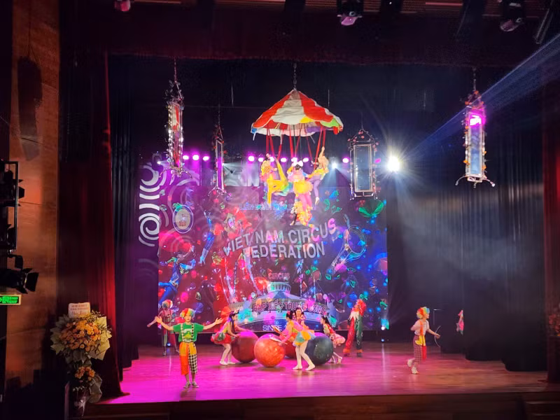 A circus act on a square stage. (Photo: VNA)