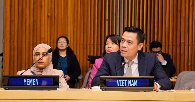 Ambassador Dang Hoang Giang, Permanent Representative of Viet Nam to the UN, speaks at the dialogue. (Photo: VNA) 