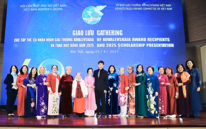 Delegates at the gathering of Kovalevskaia Award recipients and the 2025 scholarships presentation in Ha Noi in April 2025 (Photo: phunuvietnam.vn)