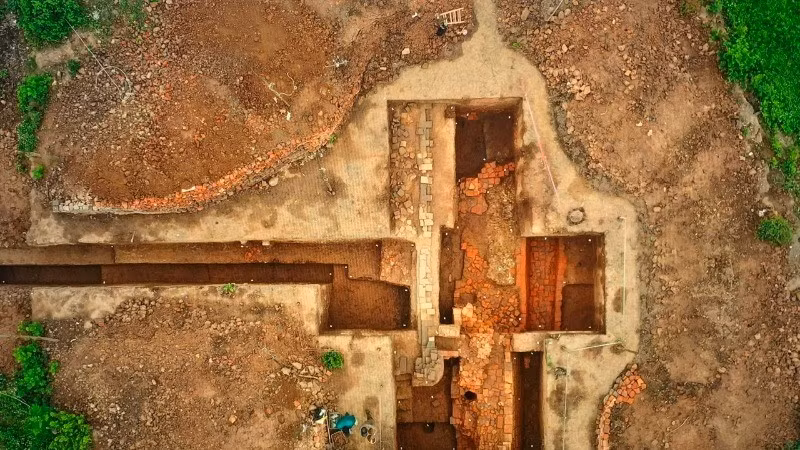 Valuable vestiges unearthed in Luy Lau ancient citadel in Bac Ninh