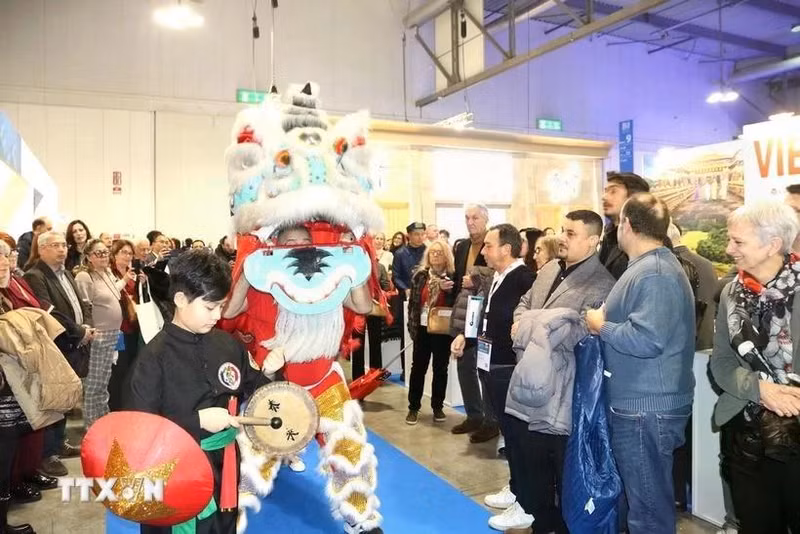 Traditional Vietnamese art performances attract visitors at the International Tourism Exchange (BIT) Milan 2025. (Photo: VNA)