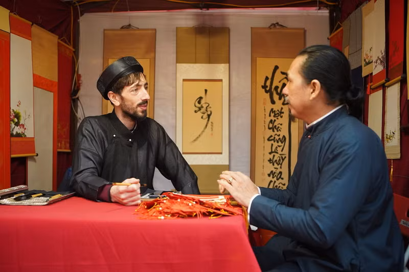  Jean Sébastien Grill (L) at the 2023 Spring Calligraphy Festival (Photo: VnExpress)
