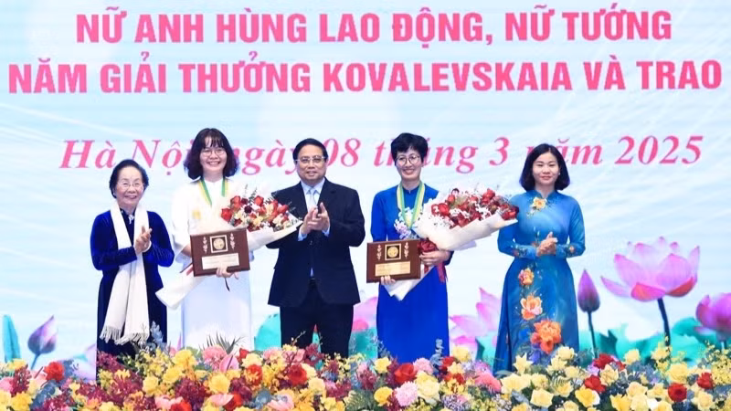 Prime Minister Pham Minh Chinh presents the 2024 Kovalevskaia Award to Associate Professors and Doctors Nguyen Minh Tan and Dang Thi My Dung at a ceremony in Ha Noi on March 8, 2025 (Photo: Tran Hai)