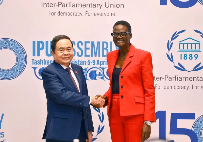 National Assembly Chairman Tran Thanh Man (R) meets with Inter-Parliamentary Union (IPU) President Tulia Ackson in Tashkent, Uzbekistan, on April 6. (Photo: VNA)