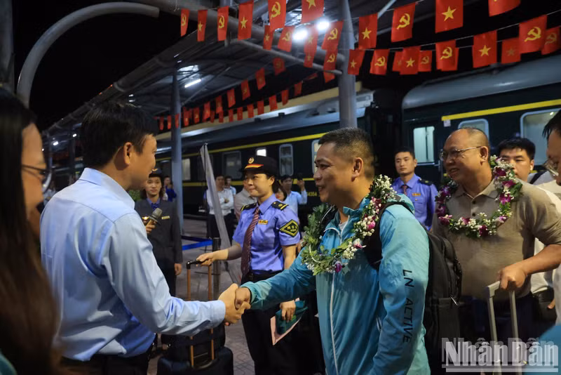 Leaders of Viet Nam Railways Corporation welcomed the first passengers of the Viet Nam-China train service at Dong Dang station. 