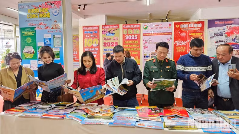 More than 1,000 copies of publications by central and local press agencies are being display at the Spring Press Festival in Lam Dong Province