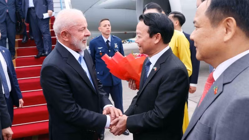 Minister of Agriculture and Environment Do Duc Duy welcomes Brazilian President Luiz Inácio Lula da Silva at Noi Bai International Airport in Hanoi. (Photo: VNA)