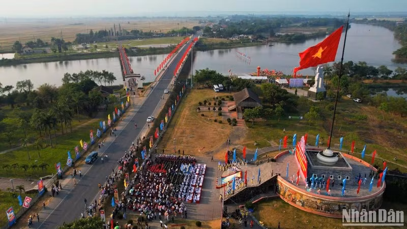 The flag-raising ceremony at the Hien Luong – Ben Hai special national historic site in Quang Tri Province The flag-raising ceremony at the Hien Luong – Ben Hai special national historic site in Quang Tri Province