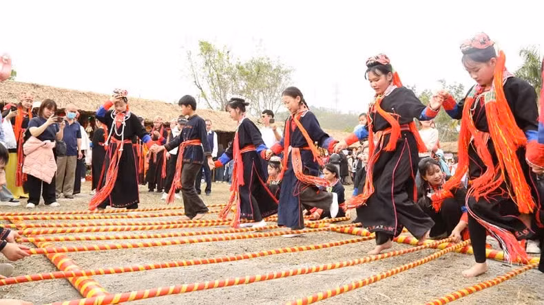 Bamboo pole dance at Bang Ca Village Festival
