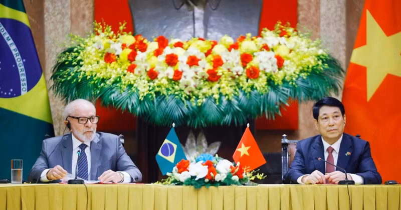 Vietnamese State President Luong Cuong (R) and Brazilian President Luiz Inácio Lula da Silva meet with the press in Hanoi on March 28 morning. (Photo: VNA)