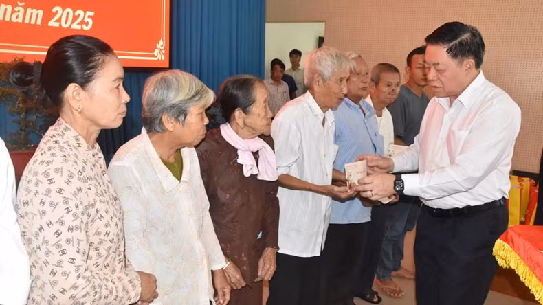 Politburo member Nguyen Trong Nghia presents Tet gifts to policy beneficiaries in Cai Lay District, Tien Giang Province 