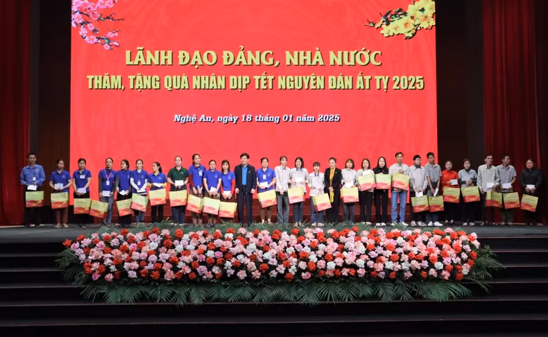 Tet gifts presented to workers in Nghe An Province at the event Tet gifts presented to workers in Nghe An Province at the event
