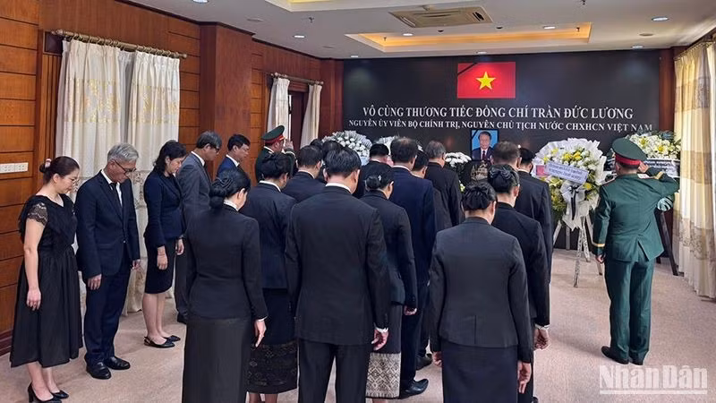 Delegates offer incense and flowers in memory of former State President Tran Duc Luong