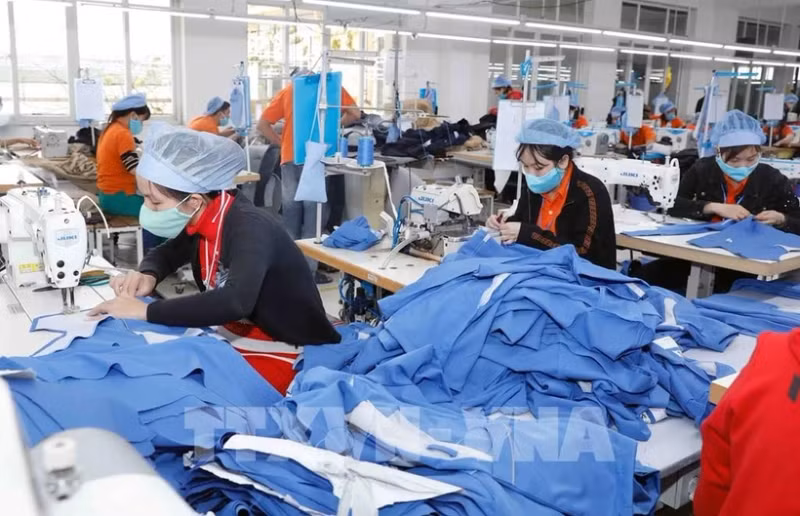 Workers make garment products for export to Japan. (Photo: VNA)