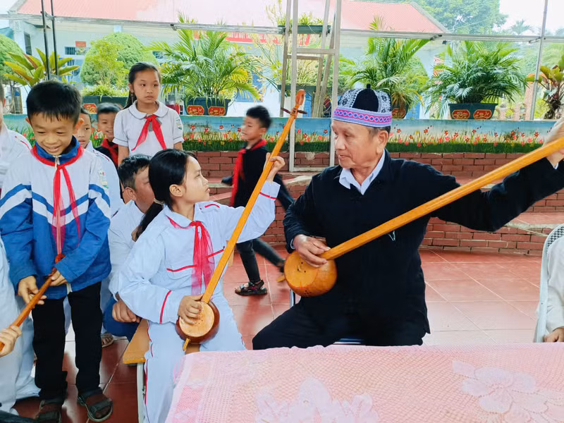 At a cultural exploration session at Cha Nua Boarding School (Photo: thchanua.nampo.edu.vn) At a cultural exploration session at Cha Nua Boarding School (Photo: thchanua.nampo.edu.vn)
