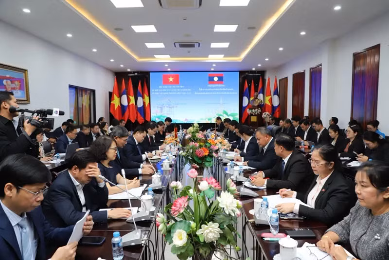 Delegates at a specialist-level meeting held in Vientiane on January 8 ahead of the 47th meeting of the Vietnam- Laos' Intergovernmental Committee for bilateral cooperation (Photo: VNA)